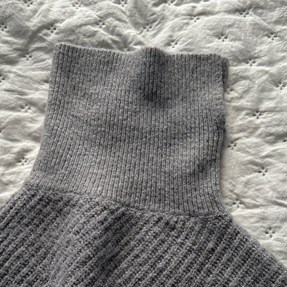 Gray Ribbed Turtleneck Sweater - Picture 3 of 6